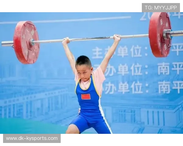 举重学院开展青少年力量训练的科学普及与示范课程，青少年举重纪录